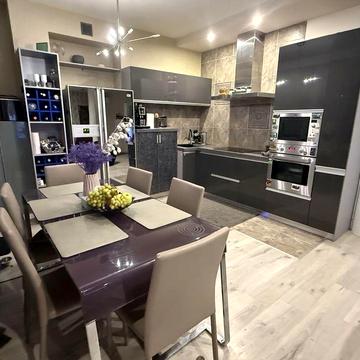 Продам квартиру з ремонтом та меблями