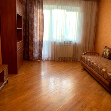 Метро "Харківська". Оренда 2-х кімнатної квартири на вул. Бажана 7б.