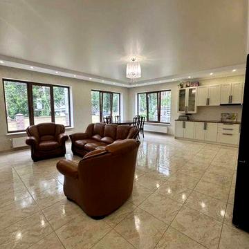 Будинок у котеджному містечку поруч з озером