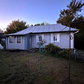 Хата в селі з прибудовами та городом