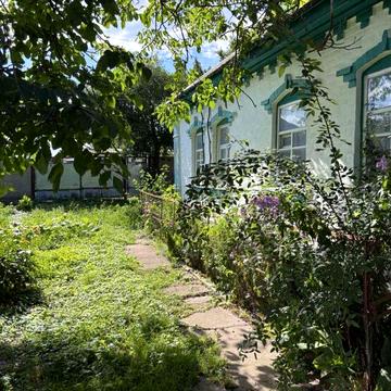 Земельна ділянка з будинком, гаражем та господарськими спорудами