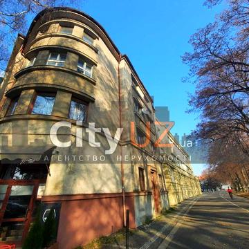 Продається велика квартира на набережній