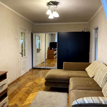 Валерія Лобановського просп. (Червонозоряний), 35