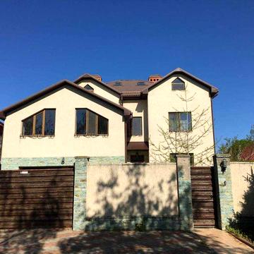 Продажа хозяйского дома в Совиньоне-1,улица Южная. 10 соток земли.