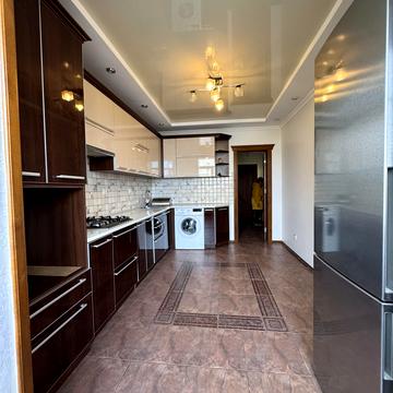 Богдана Хмельницького вул., 53