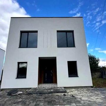 Зданий будинок поруч з містом