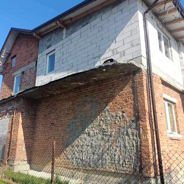 Прощається будинок аз теж .