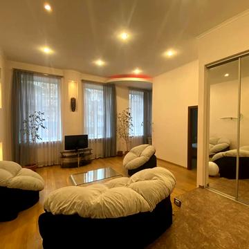 Івана Франка вул., 4