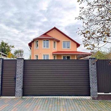 Продаж просторого приватного будинку, район Лезневе