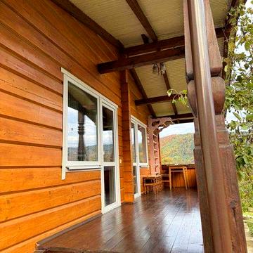 котедж "Олечка" Яремче / Будинок з коричневою кухнею