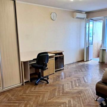 Ґарета Джонса вул. (Сімї Хохлових), 1