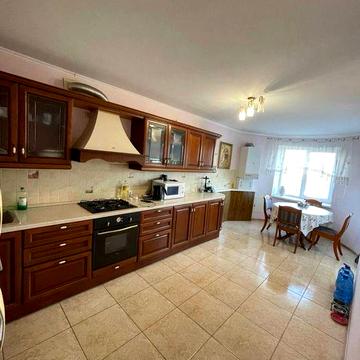 Продам велику 3-х кімнатну квартиру з ремонтом