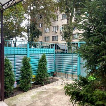 Двухкомнатная квартира с маленьким двориком