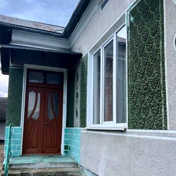 Будинок з літньою кухнею і господарським  приміщенням, ділянка