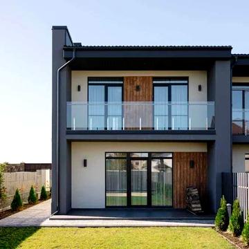 Крайній таунхаус з приватним двором біля МІСЬКОГО ОЗЕРА!