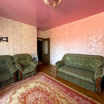 2х кімнатна з косметичним ремонтом в центрі