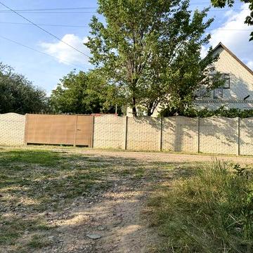 Будинок на першій лінії ставка