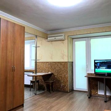 Здається 1-кімнатна квартира - студія, вул. Зодчих , 70. Власник