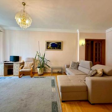 Хрещатик вул. (Kreschatic), 25