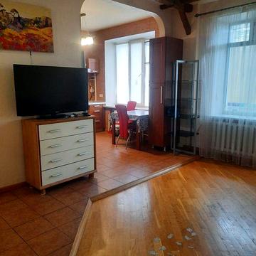 2х кімн. . Студіо .Вул.Деревлянська 19а. Сталінка.евро 18000грн.