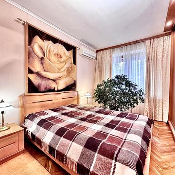 Гоголівська вул., 36