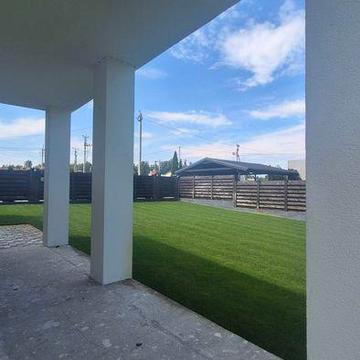 Дуже красивий будинок з готовим ландшафтним дизайном біля озера!