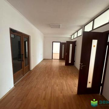 Богдана Хмельницького вул., 1