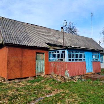 Будинок у селі Слобода-Романівська з ділянками під забудову.