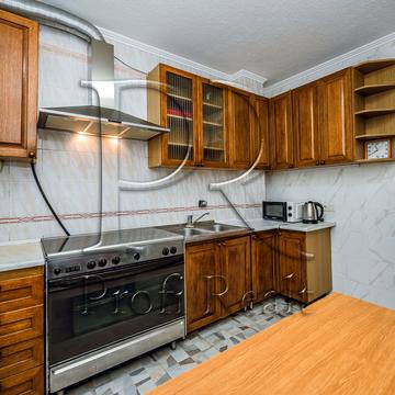 Тростянецька вул., 3