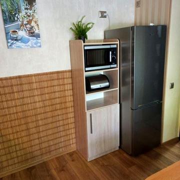 Центр. Двоповерхова квартира з окремим двором та місцем для авто.