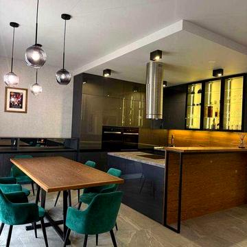 Просторий затишний будинок