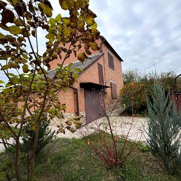 Двоповерховий цегляний будинок біля річки. До центру всього 5 км.