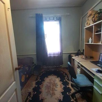 Пів Будинку АГО бiля зупинки