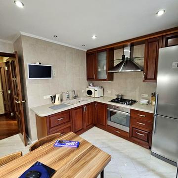 Рибальська вул., 8