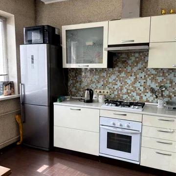 Продається 2-кімнатна квартира на вулиці Сяйво у цегляному будинку.