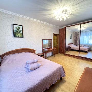 3-кімнатна сталінка з гаражем, вул. Миру