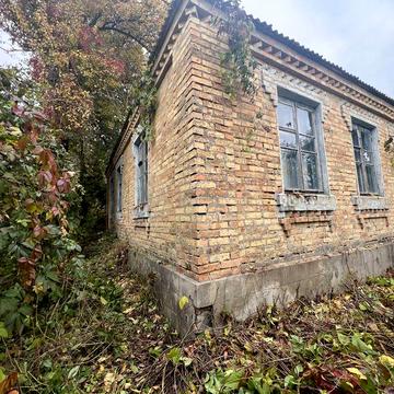 Продам ділянку з будинком поблизу центру міста Узин
