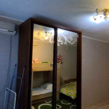 Продаю в Корабельном районе 1 ком. квартиру улучшенной планировки.