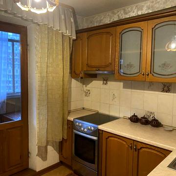 м.Харківська-5 хвил.пішки,1 кімн.кв.39 метрів в гарному стані