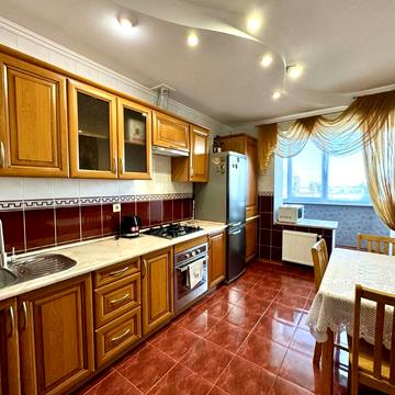 Академіка Корольова вул., 24