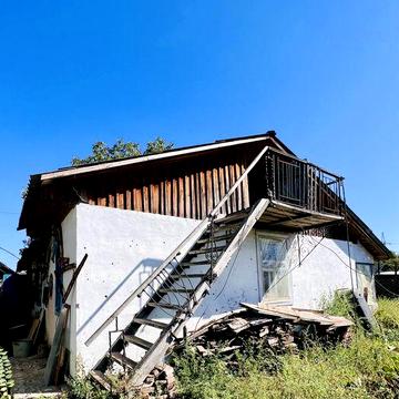 Будинок з ділянкою землі, Півці