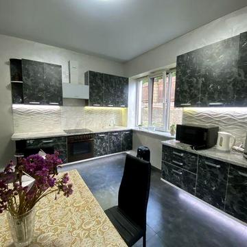 Продаж просторого будинку в місті, район Червоні Гори