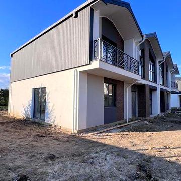 Збудований дуплекс с.Угорники,143 м.кв,3+ сотки землі