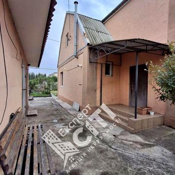 Ціна знижена.Добротний будинок. Поряд мкрн. Зарічний.