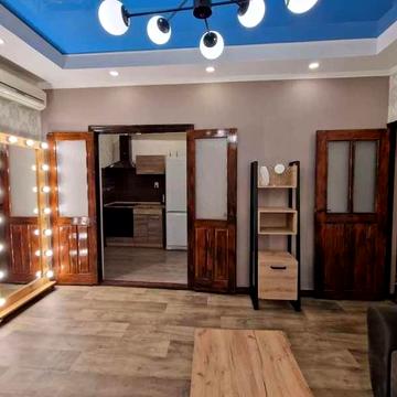 Тепла та затишна квартира з меблями в центрі