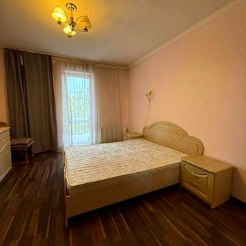 Продається 3-кімнатна квартира з ремонтом на вул. Окружна