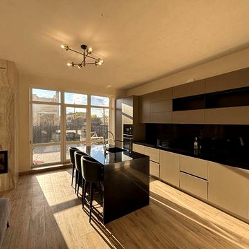 Продається КУТОВИЙ таунхаус з дизайнерським ремонтом