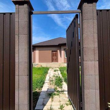 Будинок на огороженій ділянці 8 соток, штукатурка, якісні комунікації