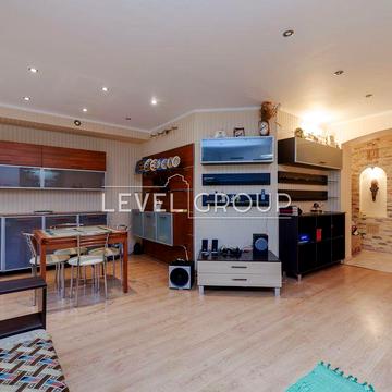 Продаж 2-кімн. квартири 80 м2, з ремонтом та гаражем в смт Глеваха