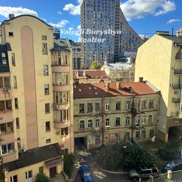 Продається простора 3-кімнатна квартира 138м2 ,Дмитрівська 48-Г. Без %